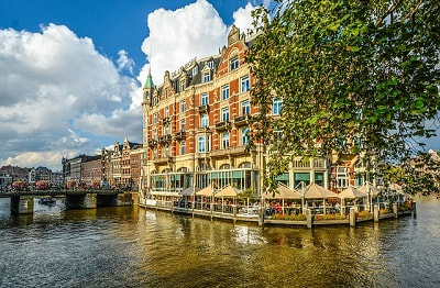 expat paying taxes in amsterdam