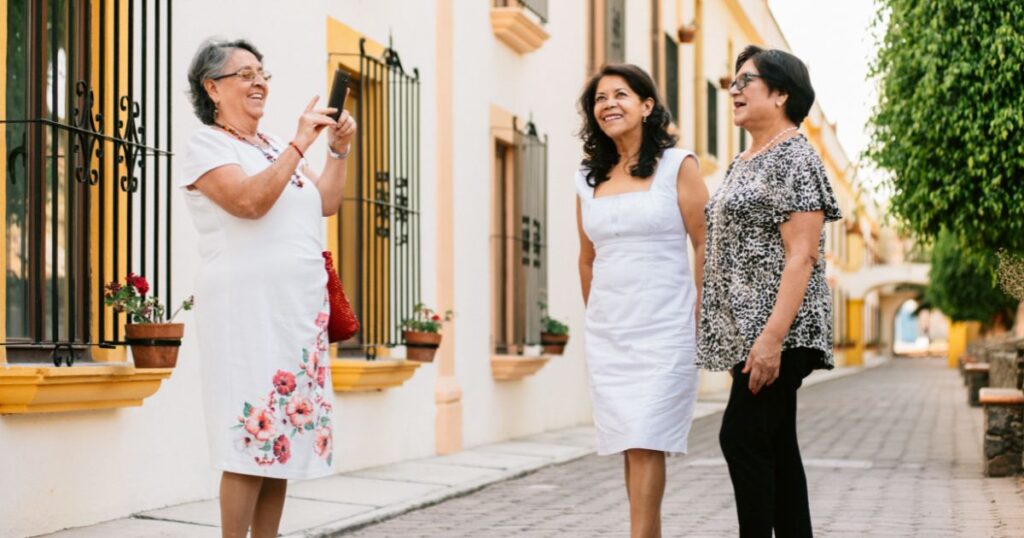 US expats talking with their neighbor in Mexico