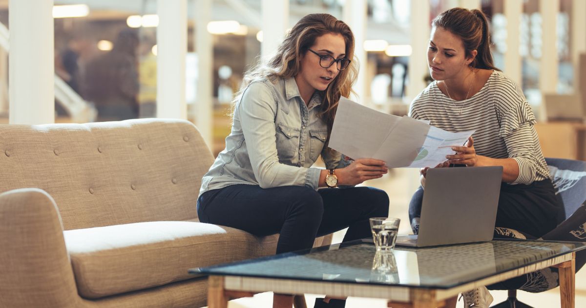 Two US expats sit on a couch discussing the UK remittance basis